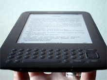 Пользователям Amazon Kindle разрешили "одалживать" друг другу электронные книги - если не против правообладатель