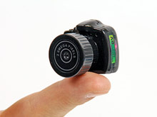 В Японии выпущена самая маленькая зеркальная камера - умещается на кончике пальца